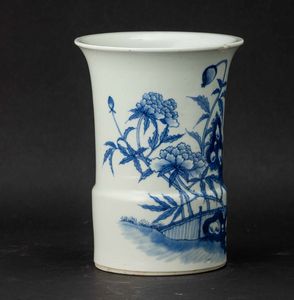 Vaso a tromba in porcellana bianca e blu con decoro naturalistico, Cina, Dinastia Qing, epoca Kangxi (1662-1722)  - Asta Fine chinese works of art - Associazione Nazionale - Case d'Asta italiane