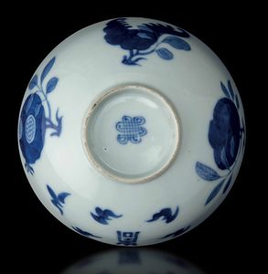 Ciotolina in porcellana bianca e blu con decori a melograno e simboli taoisti, Cina, Dinastia Qing, epoca Kangxi (1662-1722)  - Asta Fine chinese works of art - Associazione Nazionale - Case d'Asta italiane
