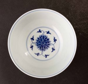 Ciotola in porcellana bianca e blu con decori di fiori di loto, Cina, Dinastia Qing, marca e del periodo Guangxu (1875-1908)  - Asta Fine chinese works of art - Associazione Nazionale - Case d'Asta italiane