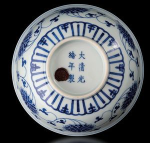 Ciotola in porcellana bianca e blu con decori di fiori di loto, Cina, Dinastia Qing, marca e del periodo Guangxu (1875-1908)  - Asta Fine chinese works of art - Associazione Nazionale - Case d'Asta italiane