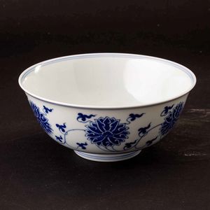 Ciotola in porcellana bianca e blu con decori di fiori di loto, Cina, Dinastia Qing, marca e del periodo Guangxu (1875-1908)  - Asta Fine chinese works of art - Associazione Nazionale - Case d'Asta italiane