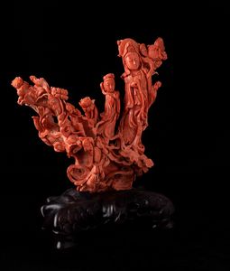 Grande gruppo finemente scolpito in corallo raffigurante Guanyin con ancella e pesci tra i flutti, Cina, inizi XX secolo  - Asta Fine chinese works of art - Associazione Nazionale - Case d'Asta italiane