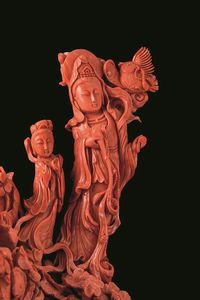 Grande gruppo finemente scolpito in corallo raffigurante Guanyin con ancella e pesci tra i flutti, Cina, inizi XX secolo  - Asta Fine chinese works of art - Associazione Nazionale - Case d'Asta italiane