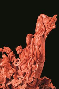 Grande gruppo finemente scolpito in corallo raffigurante Guanyin con ancella e pesci tra i flutti, Cina, inizi XX secolo  - Asta Fine chinese works of art - Associazione Nazionale - Case d'Asta italiane