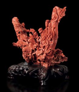 Grande gruppo finemente scolpito in corallo raffigurante Guanyin con ancella e pesci tra i flutti, Cina, inizi XX secolo  - Asta Fine chinese works of art - Associazione Nazionale - Case d'Asta italiane