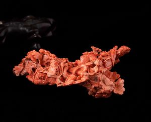 Grande gruppo finemente scolpito in corallo raffigurante Guanyin con ancella e pesci tra i flutti, Cina, inizi XX secolo  - Asta Fine chinese works of art - Associazione Nazionale - Case d'Asta italiane