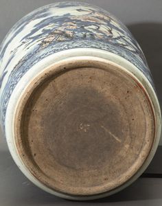 Grande e straordinaria giardiniera in porcellana a decoro blu e rosso ferro sotto smalto con raffigurazione naturalistica di uccellini tra rami in fiore, Cina, Dinastia Qing, epoca Kangxi (1662-1722)  - Asta Fine chinese works of art - Associazione Nazionale - Case d'Asta italiane