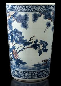Grande e straordinaria giardiniera in porcellana a decoro blu e rosso ferro sotto smalto con raffigurazione naturalistica di uccellini tra rami in fiore, Cina, Dinastia Qing, epoca Kangxi (1662-1722)  - Asta Fine chinese works of art - Associazione Nazionale - Case d'Asta italiane