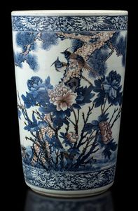 Grande e straordinaria giardiniera in porcellana a decoro blu e rosso ferro sotto smalto con raffigurazione naturalistica di uccellini tra rami in fiore, Cina, Dinastia Qing, epoca Kangxi (1662-1722)  - Asta Fine chinese works of art - Associazione Nazionale - Case d'Asta italiane