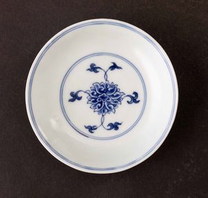 Piccolo piatto in porcellana bianca e blu con decoro a fiori di loto, Cina, Dinastia Qing, marca e del periodo Kangxi (1662-1722)  - Asta Fine chinese works of art - Associazione Nazionale - Case d'Asta italiane