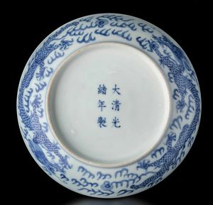 Piatto in porcellana bianca e blu con figura centrale di drago tra le nuvole, Cina, Dinastia Qing, marca e del periodo Guangxu (1875-1908)  - Asta Fine chinese works of art - Associazione Nazionale - Case d'Asta italiane