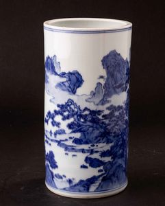 Vaso cilindrico in porcellana bianca e blu raffigurante scorcio di paesaggio, Cina, Dinastia Qing, XIX secolo  - Asta Fine chinese works of art - Associazione Nazionale - Case d'Asta italiane
