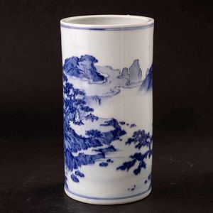 Vaso cilindrico in porcellana bianca e blu raffigurante scorcio di paesaggio, Cina, Dinastia Qing, XIX secolo  - Asta Fine chinese works of art - Associazione Nazionale - Case d'Asta italiane