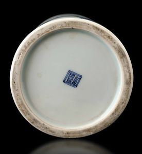Vaso cilindrico in porcellana bianca e blu raffigurante scorcio di paesaggio, Cina, Dinastia Qing, XIX secolo  - Asta Fine chinese works of art - Associazione Nazionale - Case d'Asta italiane
