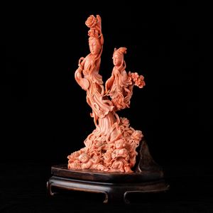 Gruppo scolpito in corallo rosa raffigurante due dame con fanciulli e fiori, Cina, inizi XX secolo  - Asta Fine chinese works of art - Associazione Nazionale - Case d'Asta italiane
