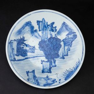 Piatto in porcellana bianca e blu con raffigurazione di paesaggio, Cina, Dinastia Qing, epoca Daoguang (1821-1850)  - Asta Fine chinese works of art - Associazione Nazionale - Case d'Asta italiane