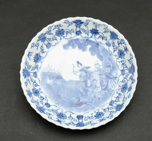 Coppia di piatti in porcellana bianca e blu con scene di caccia e decori floreali, Cina, Dinastia Qing, epoca Kangxi (1662-1722)  - Asta Fine chinese works of art - Associazione Nazionale - Case d'Asta italiane