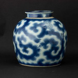 Potiche in porcellana bianca e blu con figura di drago tra le nuvole, Cina, Dinastia Qing, epoca Kangxi (1662-1722)  - Asta Fine chinese works of art - Associazione Nazionale - Case d'Asta italiane