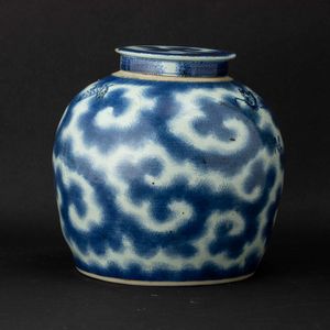Potiche in porcellana bianca e blu con figura di drago tra le nuvole, Cina, Dinastia Qing, epoca Kangxi (1662-1722)  - Asta Fine chinese works of art - Associazione Nazionale - Case d'Asta italiane