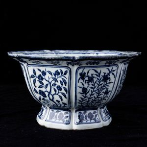 Giardiniera ottagonale in porcellana bianca e blu con soggetti naturalistici entro riserve e decori floreali, Cina, Dinastia Qing, XIX secolo  - Asta Fine chinese works of art - Associazione Nazionale - Case d'Asta italiane