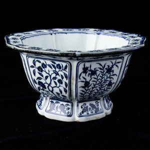 Giardiniera ottagonale in porcellana bianca e blu con soggetti naturalistici entro riserve e decori floreali, Cina, Dinastia Qing, XIX secolo  - Asta Fine chinese works of art - Associazione Nazionale - Case d'Asta italiane