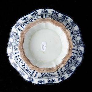 Giardiniera ottagonale in porcellana bianca e blu con soggetti naturalistici entro riserve e decori floreali, Cina, Dinastia Qing, XIX secolo  - Asta Fine chinese works of art - Associazione Nazionale - Case d'Asta italiane