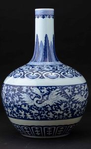 Vaso Tianqiuping in porcellana bianca e blu con draghi tra le nuvole, Cina, Dinastia Qing, epoca Guangxu (1875-1908)  - Asta Fine chinese works of art - Associazione Nazionale - Case d'Asta italiane