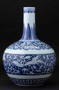 Vaso Tianqiuping in porcellana bianca e blu con draghi tra le nuvole, Cina, Dinastia Qing, epoca Guangxu (1875-1908)  - Asta Fine chinese works of art - Associazione Nazionale - Case d'Asta italiane