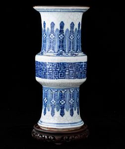 Vaso Gu in porcellana con decoro d'ispirazione arcaica sui toni del bianco e del blu, Cina, Dinastia Qing, XIX secolo  - Asta Fine chinese works of art - Associazione Nazionale - Case d'Asta italiane