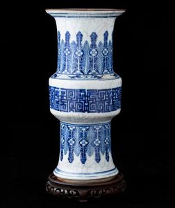 Vaso Gu in porcellana con decoro d'ispirazione arcaica sui toni del bianco e del blu, Cina, Dinastia Qing, XIX secolo  - Asta Fine chinese works of art - Associazione Nazionale - Case d'Asta italiane
