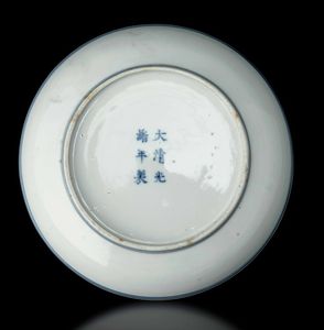 Piatto in porcellana bianca e blu con decori naturalistici, Cina, Dinastia Qing, marca e del periodo Guangxu (1875-1908)  - Asta Fine chinese works of art - Associazione Nazionale - Case d'Asta italiane