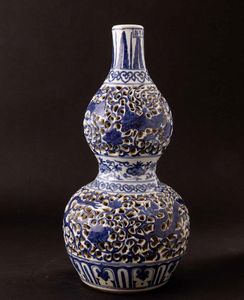Vaso a doppia zucca in porcellana bianca e blu con figure di draghi tra le nuvole e decoro a traforo, Cina, Repubblica, XX secolo  - Asta Fine chinese works of art - Associazione Nazionale - Case d'Asta italiane