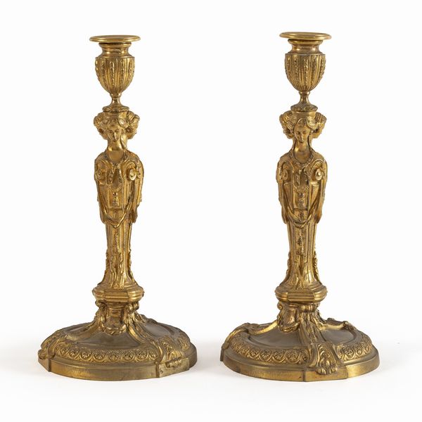 Coppia di candelieri in bronzo dorato  - Asta Da Importanti Collezioni Romane - Associazione Nazionale - Case d'Asta italiane