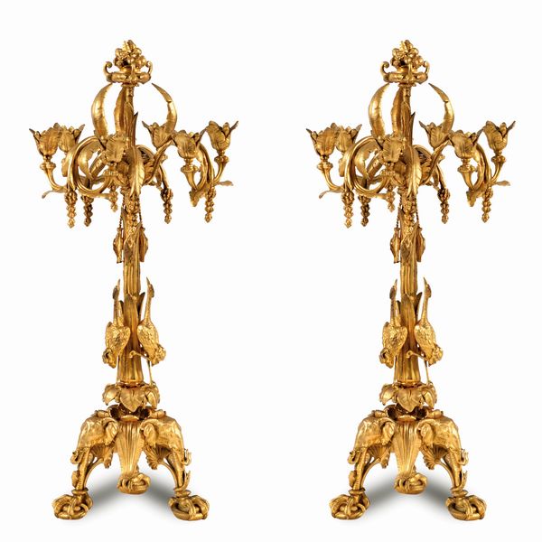 Coppia di candelabri a sei luci in bronzo dorato e cesellato  - Asta Da Importanti Collezioni Romane - Associazione Nazionale - Case d'Asta italiane