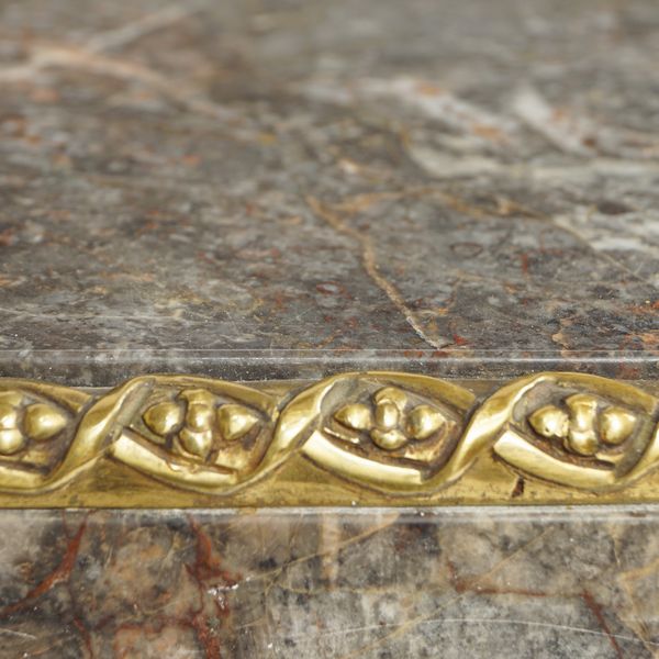 Tavolino da salotto in legno dorato  - Asta Da Importanti Collezioni Romane - Associazione Nazionale - Case d'Asta italiane