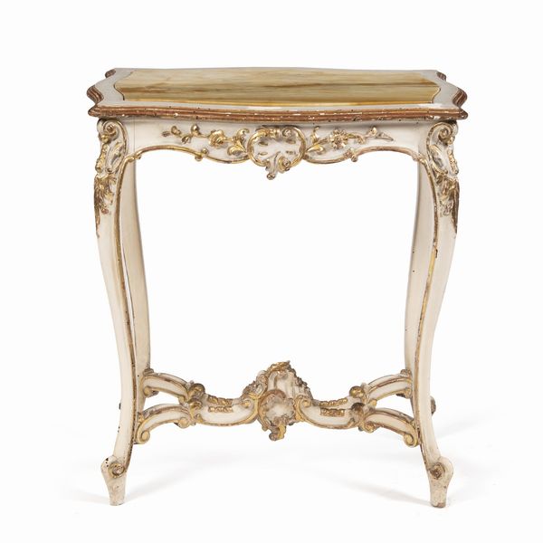 Tavolino da centro in legno laccato, dorato ed intagliato  - Asta Da Importanti Collezioni Romane - Associazione Nazionale - Case d'Asta italiane