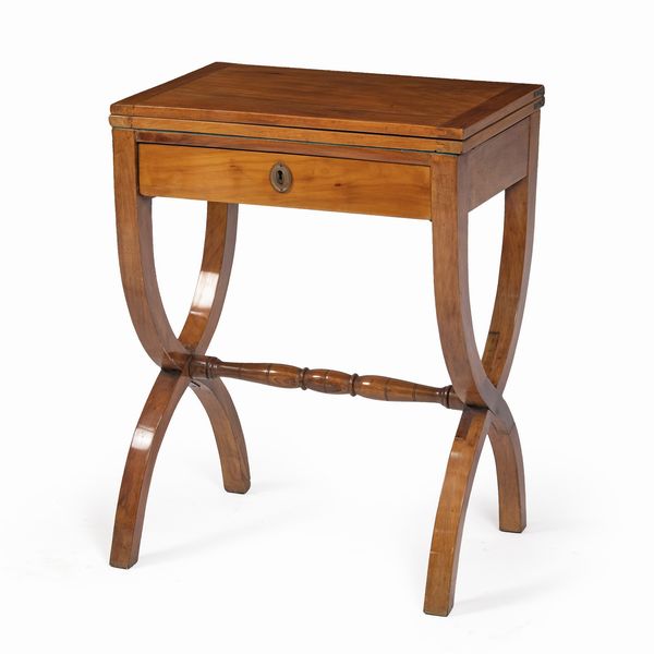 Tavolino scrittoio in ciliegio  - Asta Da Importanti Collezioni Romane - Associazione Nazionale - Case d'Asta italiane