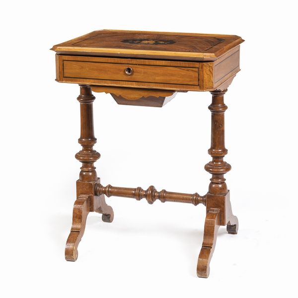 Tavolino toletta in noce  - Asta Da Importanti Collezioni Romane - Associazione Nazionale - Case d'Asta italiane