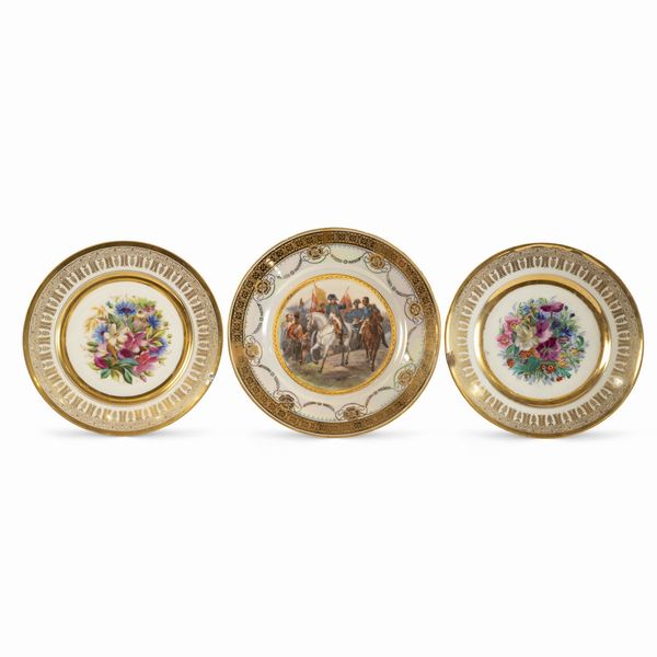 Gruppo di tre piatti in porcellana policroma e dorata  - Asta Da Importanti Collezioni Romane - Associazione Nazionale - Case d'Asta italiane