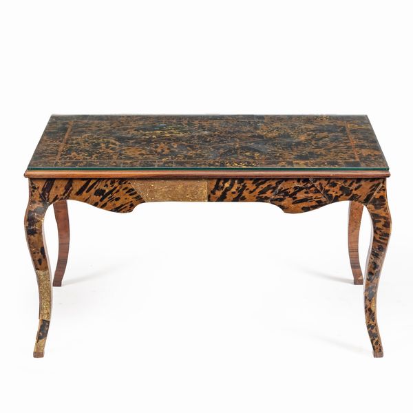 Tavolino basso in legno rivestito  - Asta Da Importanti Collezioni Romane - Associazione Nazionale - Case d'Asta italiane