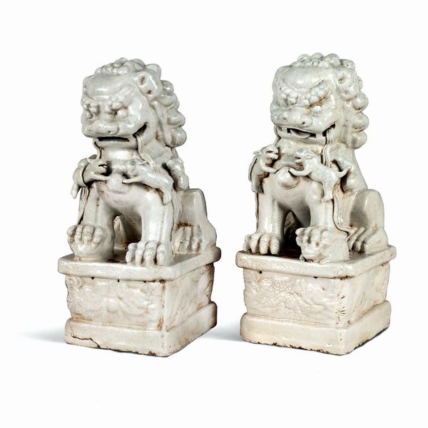 Coppia di figure in terracotta invetriata bianca  - Asta Da Importanti Collezioni Romane - Associazione Nazionale - Case d'Asta italiane