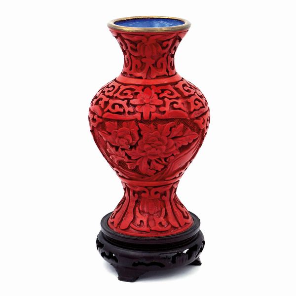 Vaso portafiori in lacca rossa  - Asta Da Importanti Collezioni Romane - Associazione Nazionale - Case d'Asta italiane