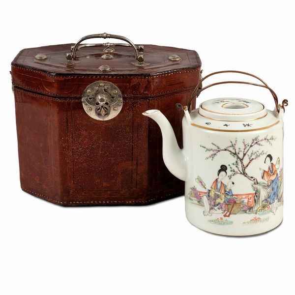 Teiera in porcellana bianca  - Asta Da Importanti Collezioni Romane - Associazione Nazionale - Case d'Asta italiane