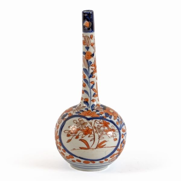 Vaso a bottiglia in porcellana Imari  - Asta Da Importanti Collezioni Romane - Associazione Nazionale - Case d'Asta italiane