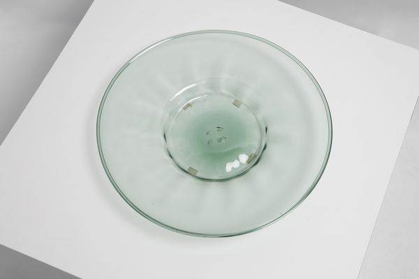 VENINI : attribuito. Piatto in vetro verdino leggermente costolato  - Asta Asta 380 | ARTE MODERNA E CONTEMPORANEA Virtuale - Associazione Nazionale - Case d'Asta italiane