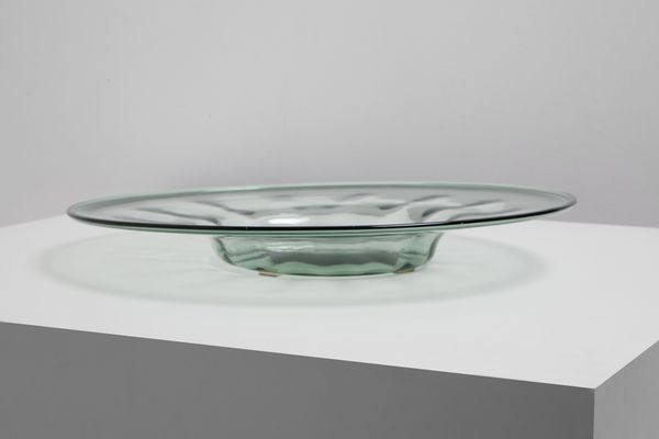 VENINI : attribuito. Piatto in vetro verdino leggermente costolato  - Asta Asta 380 | ARTE MODERNA E CONTEMPORANEA Virtuale - Associazione Nazionale - Case d'Asta italiane