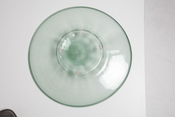 VENINI : attribuito. Piatto in vetro verdino leggermente costolato  - Asta Asta 380 | ARTE MODERNA E CONTEMPORANEA Virtuale - Associazione Nazionale - Case d'Asta italiane