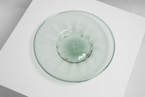 VENINI - attribuito. Piatto in vetro verdino leggermente costolato