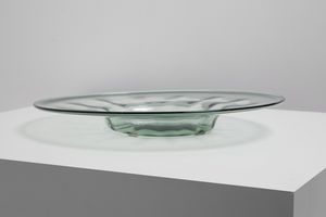 VENINI : attribuito. Piatto in vetro verdino leggermente costolato  - Asta Asta 380 | ARTE MODERNA E CONTEMPORANEA Virtuale - Associazione Nazionale - Case d'Asta italiane
