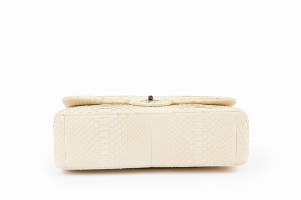 CHANEL : Borsa con tracolla cm 30  - Asta Luxury Fashion - Associazione Nazionale - Case d'Asta italiane